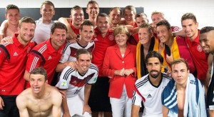 Angela Merkel mag Fußball und am liebsten unsere Weltmeister-Elf (Bild: Bundesregierung / Guido Bergmann/dpa)