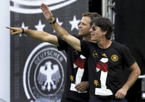 Hello Berlin: Bundestrainer Jogi Löw und Teammanager Oliver Bierhoff winken Hunderttausenden (Bild: Reuters)