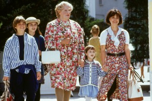 Erkennst du ihn? Robin Williams als Mrs. Doubtfire in Frauenkleidern (in der Mitte)
