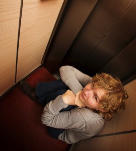 Zu eng: Manche Menschen fürchten, im Aufzug stecken zu bleiben. (Bild: Thinkstock)