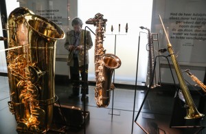 Obwohl es vor allem aus Metall ist, gehört das Saxofon zur Familie der Blasinstrumente. 