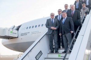Außenminister Frank-Walter Steinmeier (vorne links) und Gesundheitsminister Hermann Gröhe (vorne rechts) besichtigten den Airbus mit Experten und Journalisten. 