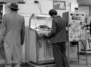 Musik per Knopfdruck: Ein Mann wählt einen Song aus der Jukebox aus. (Bild: dpa)