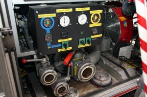Besonders wichtig ist im Feuerwehrauto Pumpe. An die kann man einen Schlauch schrauben. So können die Feuerwehrleute ein Feuer löschen. (Foto: dpa)
