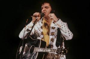  Elvis Presley bei einem Auftritt in Las Vegas (Foto: dpa) 