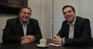 Das sind Alexis Tsipras, Chef der Syriza, und Panos Kammenos, Chef der "Unabhängigen Griechen". Die beiden haben sich getroffen, um darüber zu sprechen, wie sie Griechenland gemeinsam regieren könnten. (Foto: dpa)