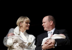 Das monegassische Herrscherpaar Albert und Charlene zeigen Prinz Jaques und Prinzessin Gabriella