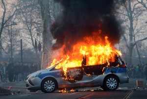 Bei den Protesten kam es auch zu Gewalt. Einige Demonstranten zündeten zum Beispiel Autos an. (Foto: dpa)