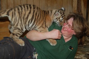 Alisha mit ihrer Pflegerin Angelika Berkling. Von ihr lernt Alisha ganz schön viel. Zum Beispiel, dass man sich als Tiger von hinten anpirscht. (Foto: dpa)