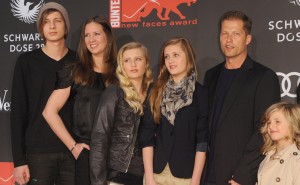 Die Familie Schweiger: Valentin, Dana, Luna, Lilli, Til und Emma (Foto: dpa)