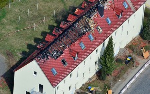 Hier sollten Flüchtlinge ein neues Zuhause finden. Nun ist das Dach ausgebrannt. Viele Menschen in Tröglitz wollen den Flüchtlingen aber helfen! (Foto: dpa)