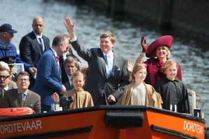 Freuen sich: Prinz Constantijn, Prinzessin Ariane, König Willem-Alexander, die Prinzessin Alexia und Amalia sowie die Königin Maxima aus den Niederlanden. (Foto: dpa)