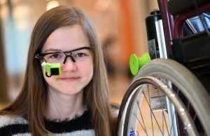 Myrijam Stoetzer hat  ein Brillengestell mit Webcam erfunden.  Rollstuhlfahrer können ihr Gefährt so mit Augenbewegungen steuern. (Foto: dpa)