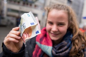 Gefangen! Hannah Mütschenich hält 15 Euro in der Hand. (Foto: dpa)