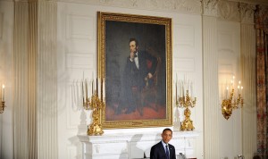 Das Weiße Haus ist schon ziemlich alt. Dort hängen überall zum Beispiel alte Bilder an den Wänden. Im Moment lebt in dem Weißen Haus noch der jetzige Präsident Barack Obama. (Foto: dpa)