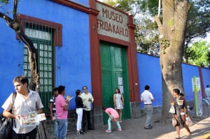Das ist das „Blause Haus" in Mexiko-Stadt. Hier hat Frida Kahlo lange gelebt. (Foto: dpa)