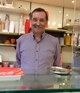 Das ist Franco Moscetti. Er ist der Besitzer der Eisdiele in Brück. (Foto: Charlotte) 
