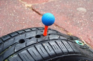 Auf dieser Minigolfbahn schlägt man den Ball von einem Autoreifen aus. (Foto: dpa)